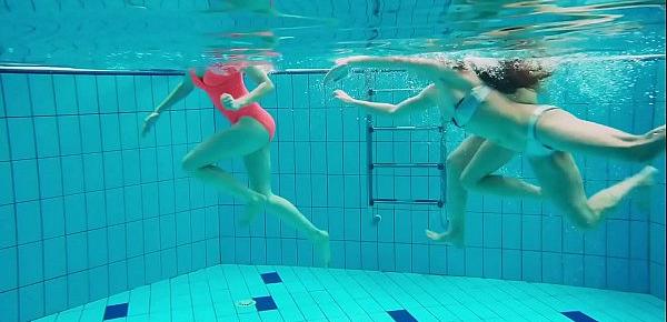  Hot underwater threesome